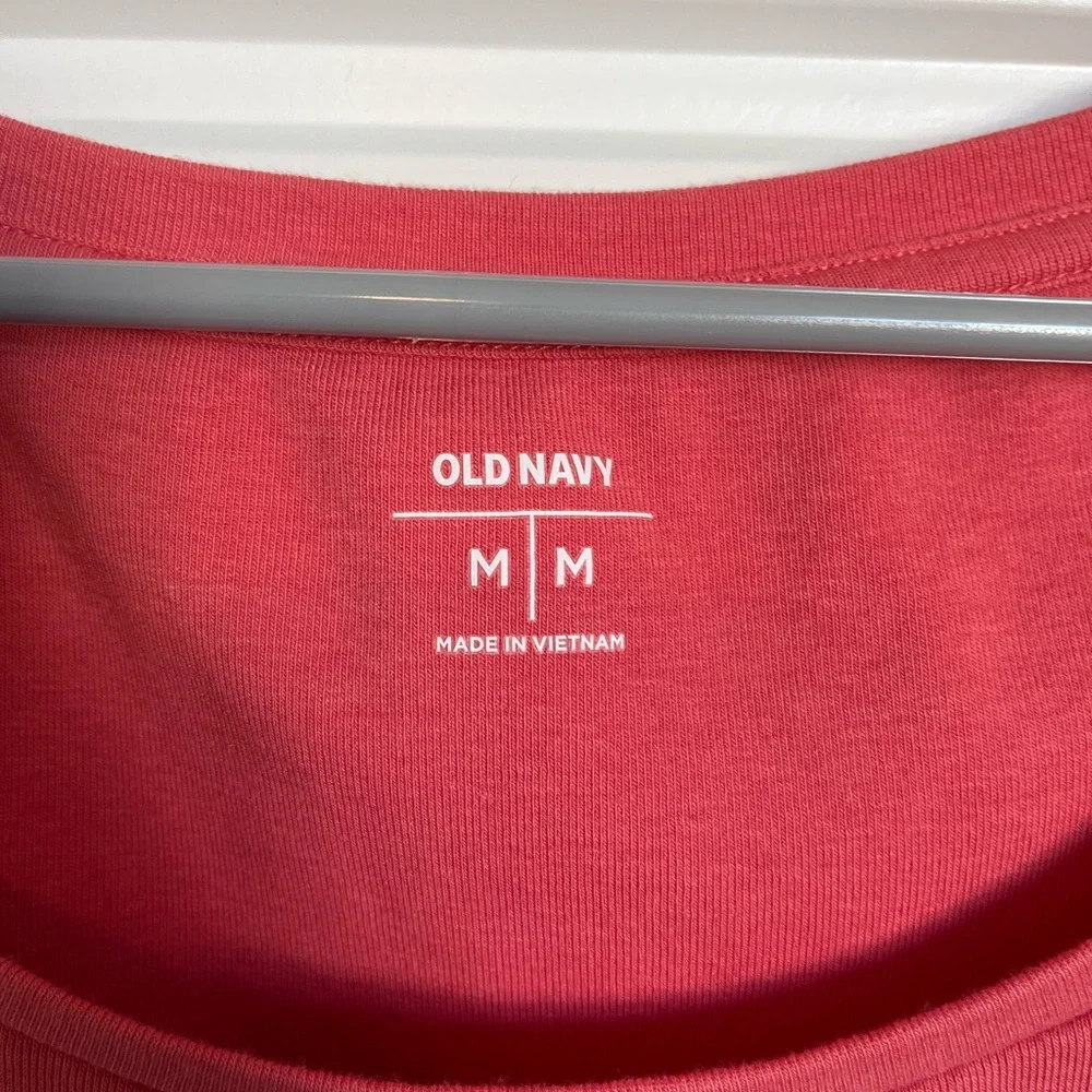 ⭐️2/$9 Old Navy basic tee - Picture 2 of 2